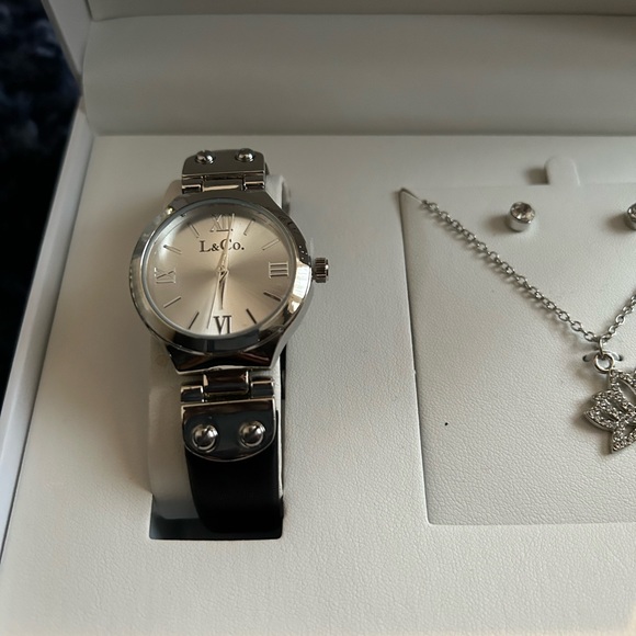 L & Co Timepiece that won’t break the bank. Classy and elegant piece - Picture 4 of 6